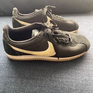 NIKE Classic Cortez w/textured Nike check